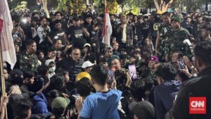 Massa Geruduk Grahadi, Tuntut Rekan Dibebaskan
