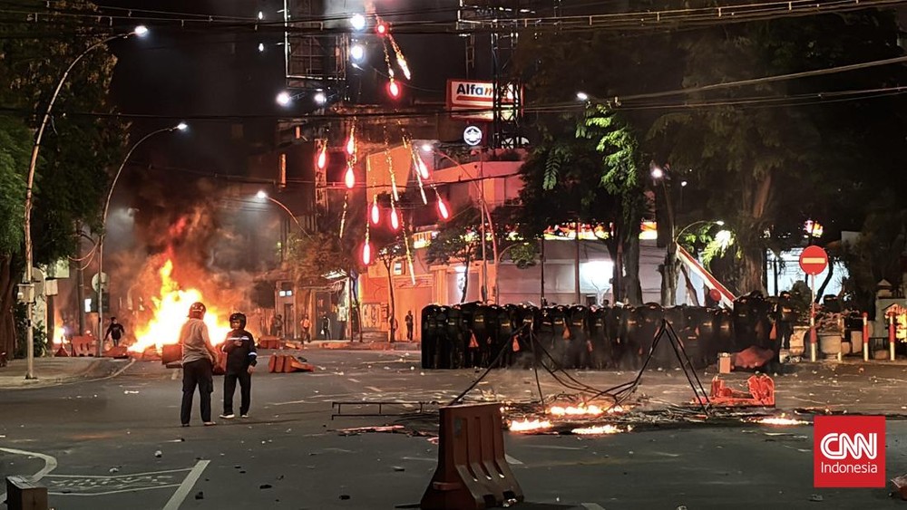 Surabaya Bergejolak, Api Menyala di Tunjungan Plaza