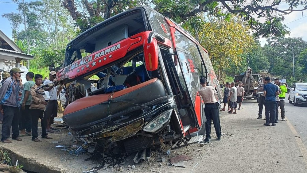 Tragedi Bromo Bus Rombongan RSBS Terguling 8 Tewas