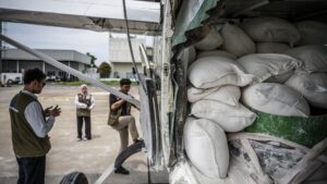 Semarang Hadapi Banjir, Tabur Garam Jadi Andalan