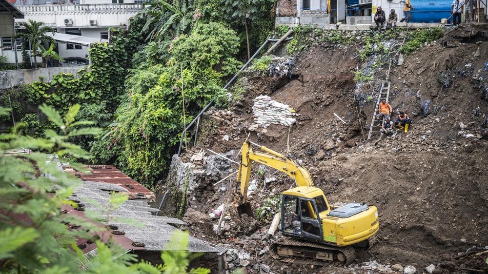 Dua Warung di Tulungagung Luluh Lantak Diterjang Longsor