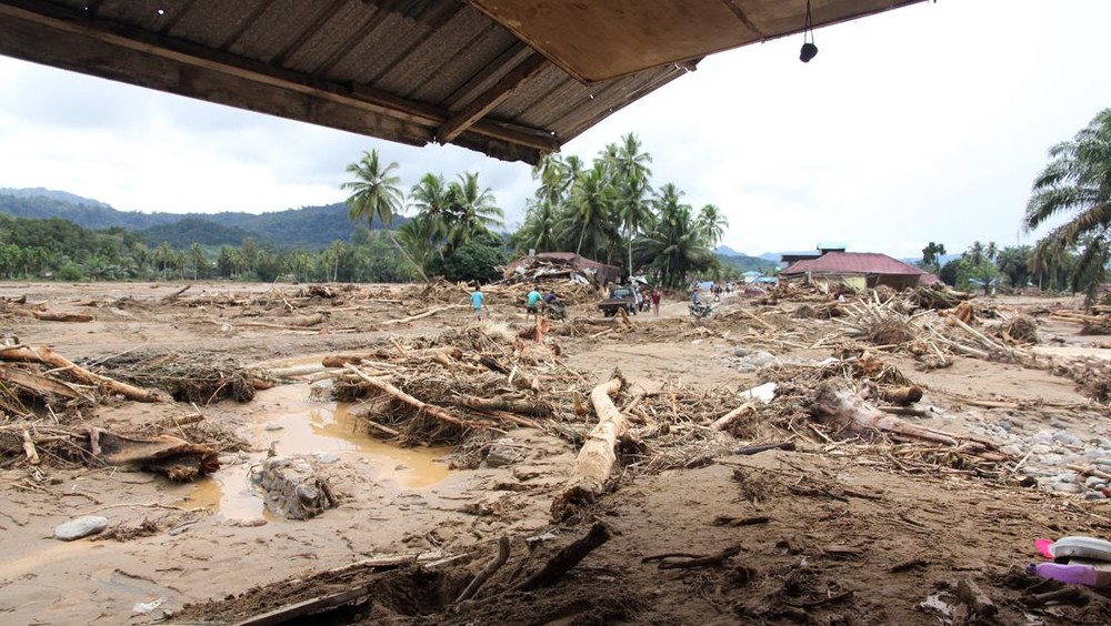 Sibolga Terputus Puluhan Warga Hilang