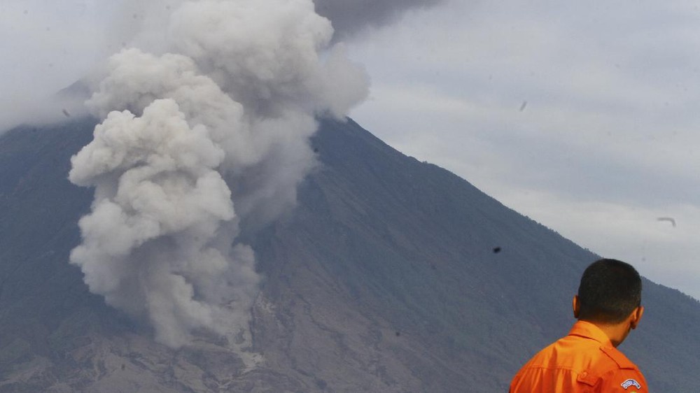 Semeru Kembali Erupsi, Lava Pijar Meluncur 2,5 Km