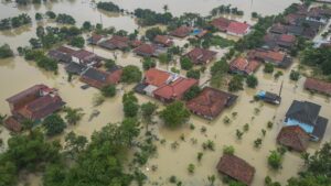 Banjir Karawang Meluas Warga Bantaran Sungai Diimbau Mengungsi