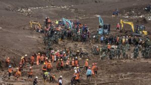 Pencarian Longsor Cisarua Diperkuat Alat Berat