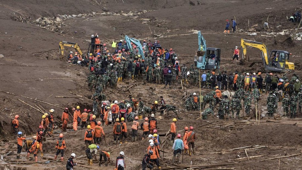 Pencarian Longsor Cisarua Diperkuat Alat Berat