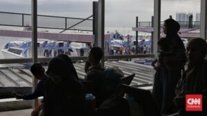 Badai Hentikan Kapal Cepat Kepulauan Seribu