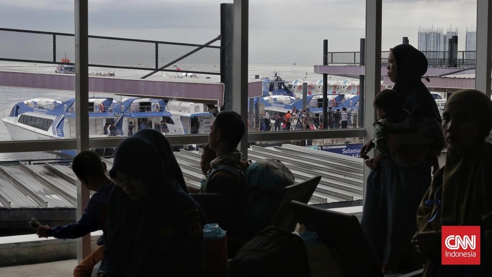 Badai Hentikan Kapal Cepat Kepulauan Seribu