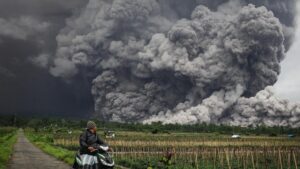 Semeru Bergolak Lagi Awan Panas Meluncur 6 KM