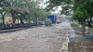 Banjir Rendam Jakarta Sembilan RT dan Jalan Warga Mengungsi