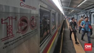 Asap Mengepul dari KRL di Stasiun UP Penumpang Dievakuasi