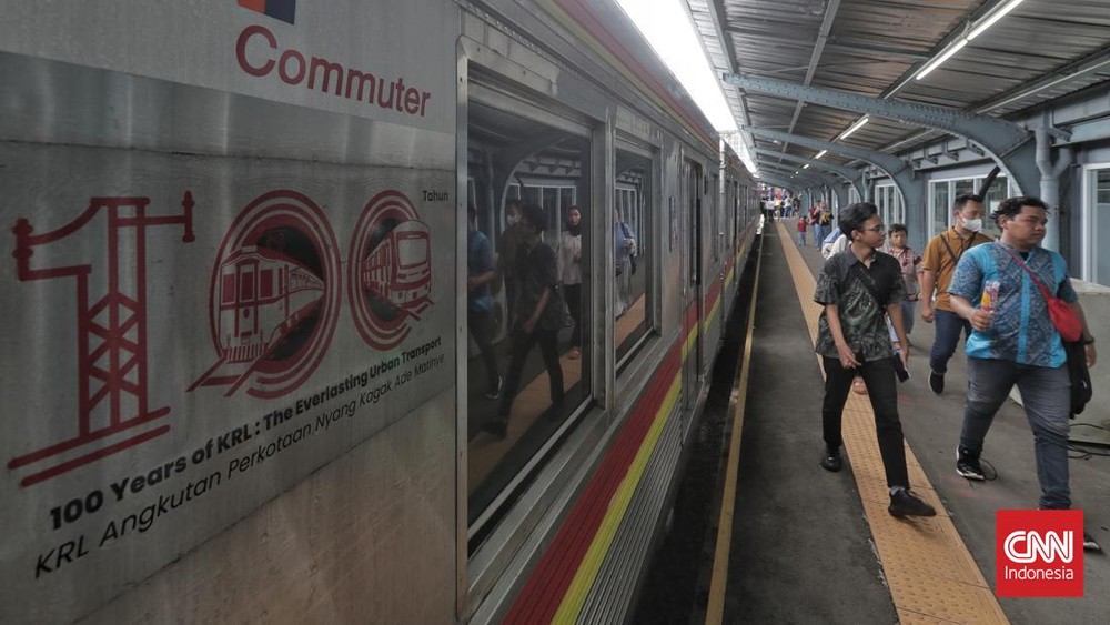 Asap Mengepul dari KRL di Stasiun UP Penumpang Dievakuasi