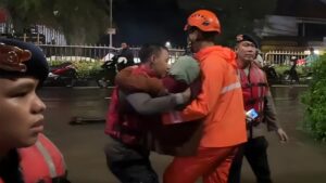 Pondok Karya Terendam 1,7 Meter Nenek 84 Tahun Diselamatkan