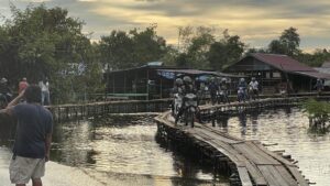 Banjir Sintang Robohkan Belasan Jembatan Akses Terputus