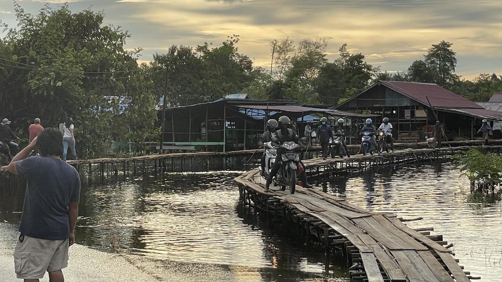 Banjir Sintang Robohkan Belasan Jembatan Akses Terputus