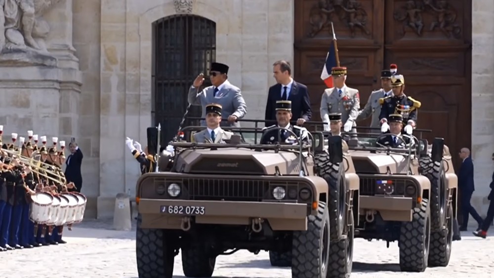 Prabowo Disambut Resmi di Istana Elysee Paris