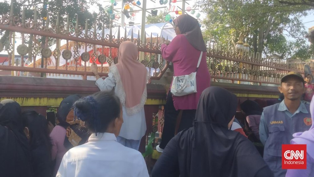 Warga Lampung Berdesakan Demi Lihat Presiden