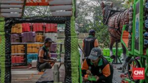 DLH Cakung Ubah Sampah Plastik Jadi Perahu Unik
