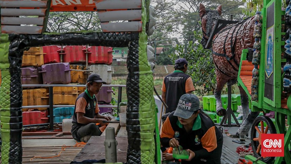 DLH Cakung Ubah Sampah Plastik Jadi Perahu Unik