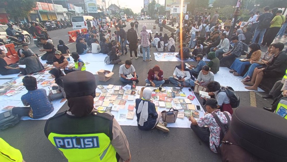 Mahasiswa Banyumas Raya Kritik Kebijakan Pemerintah Lewat Aksi Unik