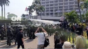 GBK Membara Eksekusi Hotel Sultan Ricuh Massa Melawan