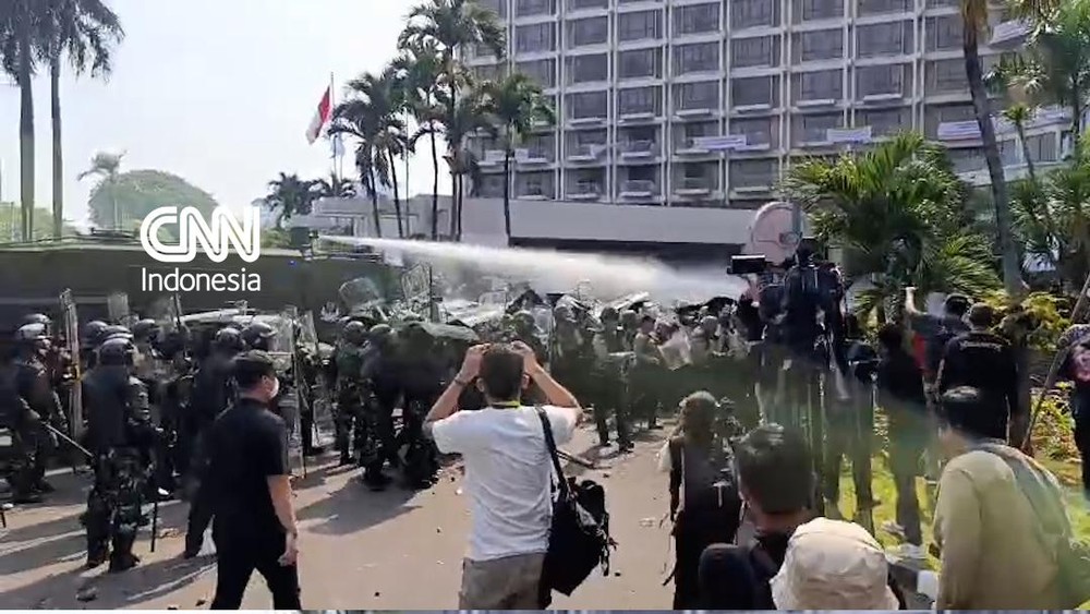 GBK Membara Eksekusi Hotel Sultan Ricuh Massa Melawan
