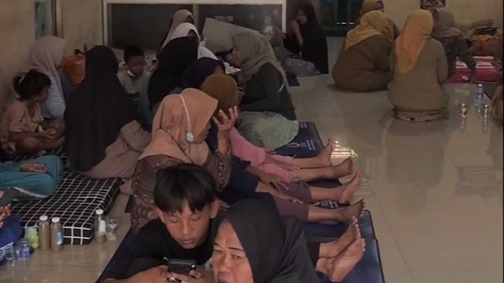 Sepekan Asap Jatiwaringin Tak Mereda Warga Mengungsi