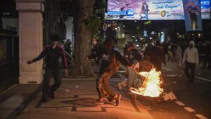Pemicu Ricuh Demo Surabaya KontraS Duga Massa Bayaran
